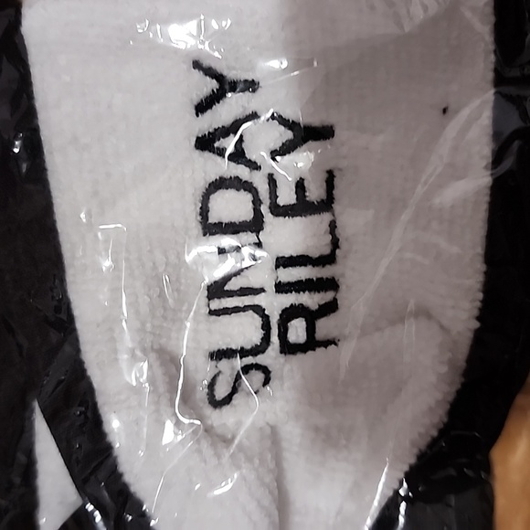 Sunday Riley Twist Front with Velro Back Spa Head band - Picture 2 of 3